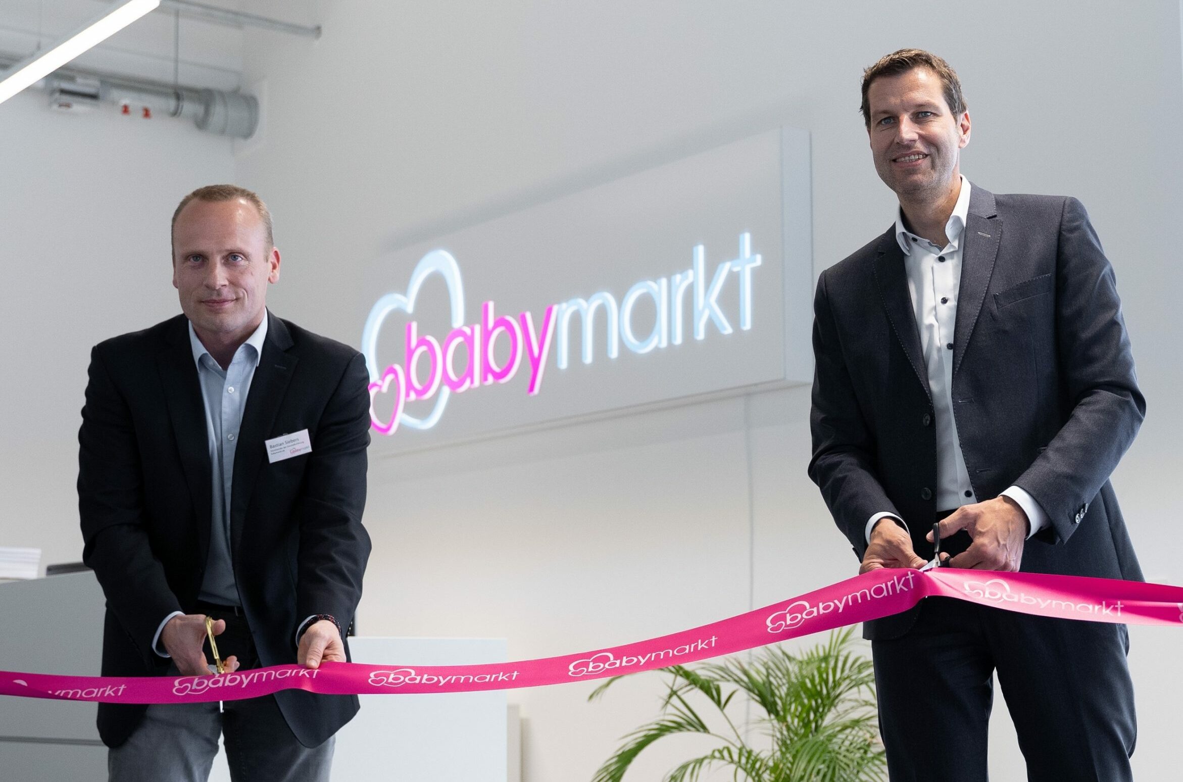 Bastian Siebers (links, Vorsitzender der Geschäftsführung babymarkt.de) und Thomas Eiskirch (Oberbürgermeister Stadt Bochum) eröffnen babymarkt.de-Zentrale im O-Werk